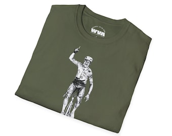 T-shirt hommage à Wout Van Aert pour Paris-Roubaix | Édition limitée à 50 exemplaires, vert militaire, imprimé sur le devant et à l'intérieur du col