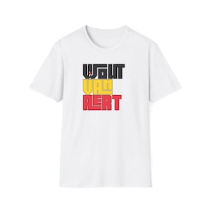 Könnte beinhalten: Weißes T-Shirt mit dem Text "WALT VAN ALERT" in schwarzen, gelben und roten Blockbuchstaben. Das Design enthält eine kleine Figur in Rot und Schwarz. Das Shirt hat einen Rundhalsausschnitt und kurze Ärmel.