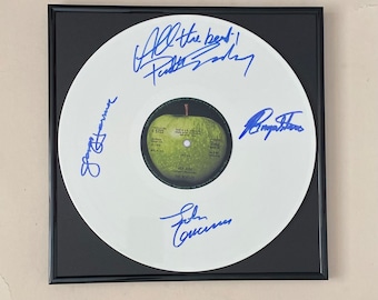Disco in vinile bianco incorniciato in edizione limitata autografato dai Beatles