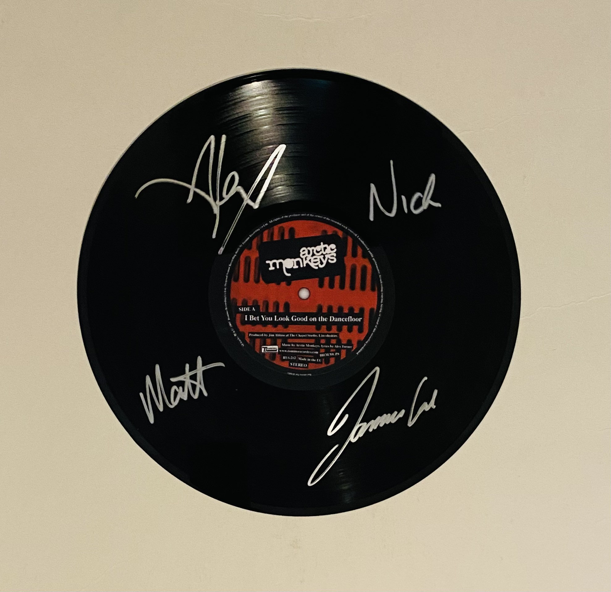 Exhibición de discos de vinilo firmados por Arctic Monkeys -  España