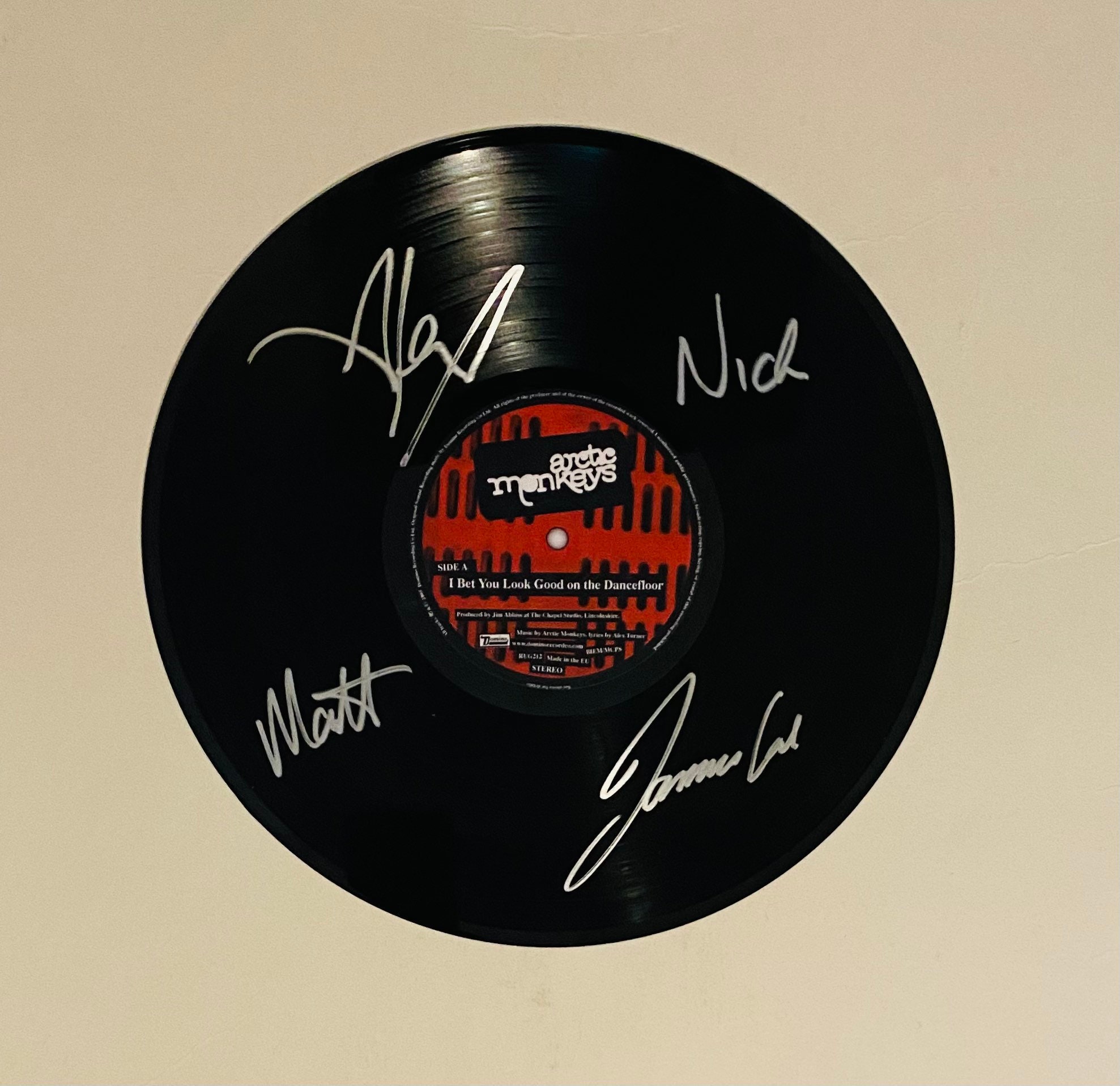 Exhibición de discos de vinilo firmados por Arctic Monkeys -  España