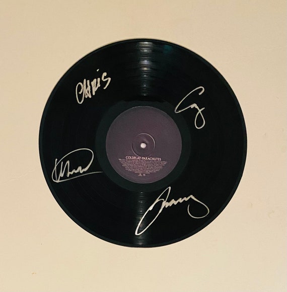 Exhibición de discos de vinilo firmados por Coldplay