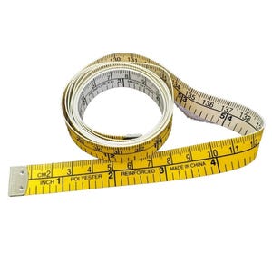 Könnte beinhalten: Ein gelbes und weißes Maßband mit Zoll- und Zentimetermarkierungen. Das Band besteht aus Polyester und ist verstärkt. Das Band ist aufgerollt, mit ausgezogenem Ende, das Messungen bis zu 350 cm anzeigt.