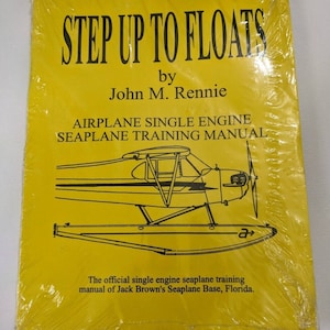 Puede incluir: Una cubierta de libro amarilla con el título "Step Up To Floats" de John M. Rennie. El libro es un manual de entrenamiento de hidroaviones para aviones de un solo motor. La cubierta presenta una ilustración en blanco y negro de un hidroavión.
