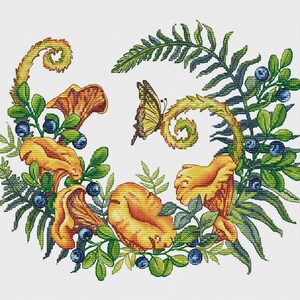 Könnte beinhalten: Ein Kreuzstichmuster mit einem Kranz aus orangefarbenen Pfifferlingen, grünen Farnen und Blaubeeren. Ein gelber Schmetterling sitzt auf einem gebogenen Stiel. Das Design ist vor einem weißen Hintergrund.
