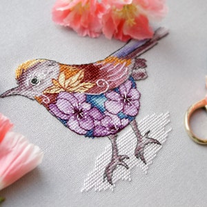 Patrón de acuarela de punto de cruz de pájaro morado en formato PDF - Bordado de pájaro pequeño con flores de color morado - Gráfico de punto de cruz de pájaro floral
