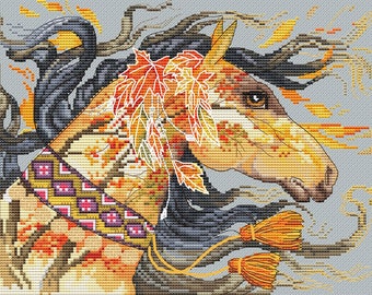 以下が含まれることがあります： 秋色の馬の横顔のクロスステッチデザイン。馬は装飾的な首輪と流れるようなたてがみを持っています。デザインはオレンジ、黄色、茶色、黒の色合いを取り入れ、明るい灰色の背景を使用しています。