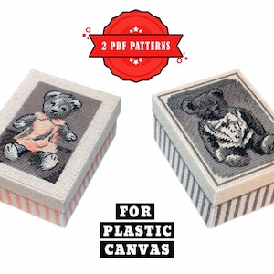 Peut inclure: Deux boîtes décoratives avec des motifs d'ours en peluche au point de croix. Un ours porte une robe, l'autre un costume. Les boîtes ont des côtés rayés et le texte "FOR PLASTIC CANVAS" est affiché. L'image comprend également un badge rouge indiquant "2 PDF PATTERNS".