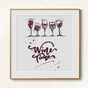 Puede incluir: Una obra de arte en punto de cruz enmarcada con cinco copas de vino con vino tinto, sobre las palabras "Wine Time" en una fuente estilizada. La obra de arte está en un marco dorado.