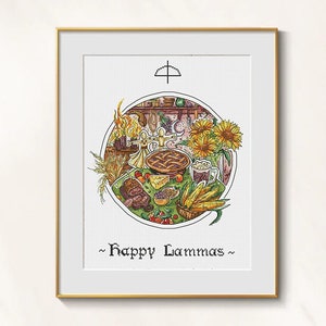 Puede incluir: Arte de punto de cruz enmarcado en un marco dorado. La obra representa una escena circular con una mesa llena de comida, girasoles y una llama. El texto "Happy Lammas" está en la parte inferior. El fondo es blanco.
