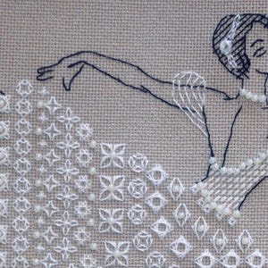 Könnte beinhalten: Kreuzstich-Stickerei einer Frau in einem Kleid mit Perlenkette und Details. Das Kleid hat geometrische Muster und Perlenakzente. Das Kunstwerk ist in schwarzem und weißem Faden auf einem neutralen Stoff ausgeführt.