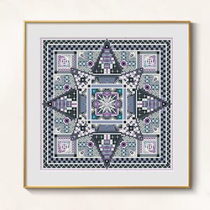 Könnte beinhalten: Gerahmte geometrische Kreuzstichkunst. Das Kunstwerk zeigt ein symmetrisches Design mit einem zentralen Sternmuster. Die Farbpalette umfasst Blau-, Lila- und Grautöne mit einem goldfarbenen Rahmen. Die komplizierten Details schaffen ein visuell ansprechendes Stück.