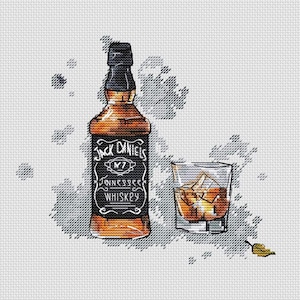 Peut inclure: Broderie représentant une bouteille de whisky Jack Daniel's et un verre de whisky avec des glaçons. La bouteille a une étiquette noire avec du texte blanc. Le verre est de forme carrée.