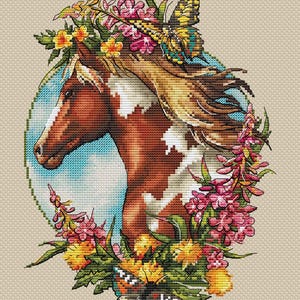 Könnte beinhalten: Kreuzstich-Design eines Pferdekopfes mit braun-weißem Fell, umgeben von einem floralen Kranz aus rosa, gelben und grünen Blumen. Unten ist ein Schmetterling mit orangefarbenen, schwarzen und gelben Flügeln.
