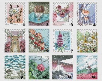 Puede incluir: Una colección de doce diseños de punto de cruz que se asemejan a sellos postales. Cada sello presenta una ilustración única con temática de la naturaleza, incluyendo flores, un ciervo, un globo aerostático y un faro. Los diseños están enmarcados con un borde de sello clásico.