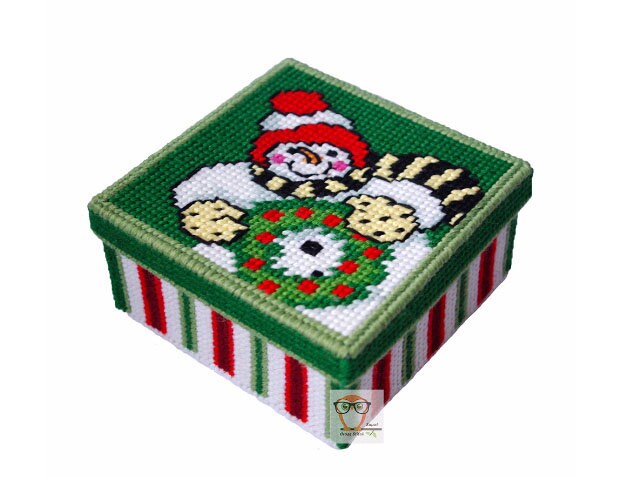 FREEBLOSS 4 Set Christmas Plastic Canvas Box Cross Stitch Plastic Canvas  Crafts with 12pcs Plastic Mesh Canvas Sheets for Embroidery Crafting  Plastic