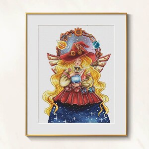 Puede incluir: Una obra de arte de punto de cruz enmarcada que presenta una ilustración de fantasía. La obra representa a un personaje con largo cabello rubio, un sombrero rojo y un vestido azul, sosteniendo un orbe brillante. El fondo incluye un cielo estrellado y elementos celestiales.