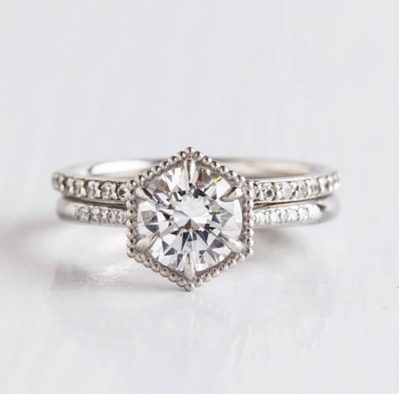Anillo de diamantes Moissanite de talla redonda, anillo de regalo de aniversario de boda, conjunto de anillos de compromiso milgrain, banda de eternidad, anillo de propuesta, anillo de mujer imagen 1