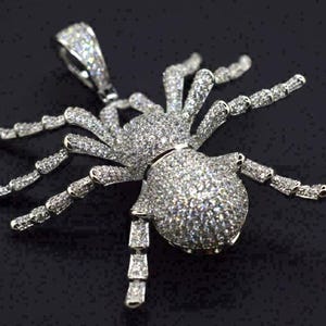 Colgante de araña para hombre o mujer, colgante de araña unisex de estilo hip hop, colgante de diamante de moissanita redondo con engaste pavé, colgante de insecto en plata 925