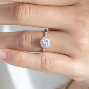 Anillo de diamantes Moissanite de talla redonda, anillo de regalo de aniversario de boda, conjunto de anillos de compromiso milgrain, banda de eternidad, anillo de propuesta, anillo de mujer imagen 2
