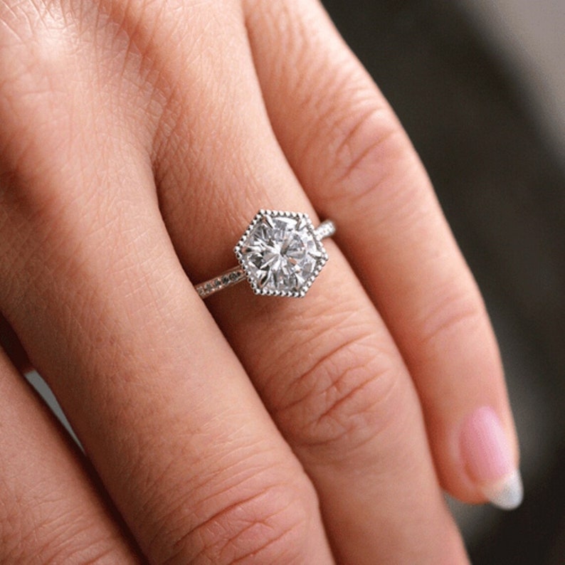 Anillo de diamantes Moissanite de talla redonda, anillo de regalo de aniversario de boda, conjunto de anillos de compromiso milgrain, banda de eternidad, anillo de propuesta, anillo de mujer imagen 3