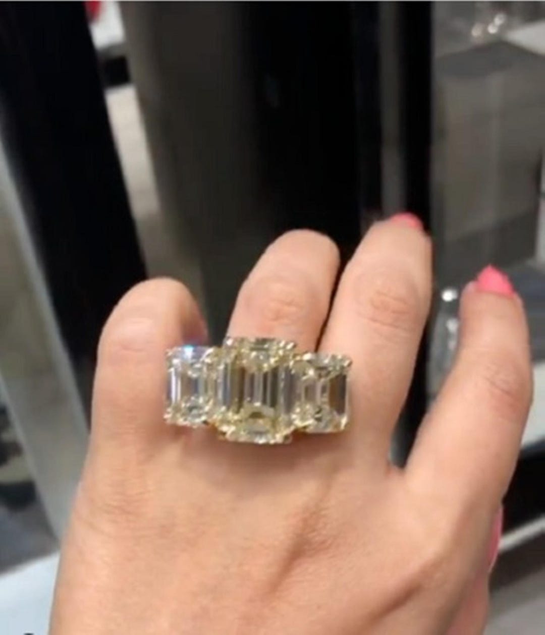 ゴールドリング イエローストーン 3つのストーン スリーストーンカクテルリング、イエローエメラルドCZストーン