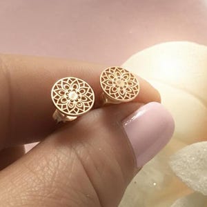Mandala roséguldörhängen, boho rostfria örhängen, allergivänliga fina etniska smycken | Present till flickvän