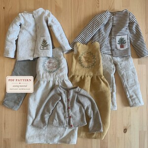 Könnte beinhalten: Eine Sammlung von Puppenkleidung, bestehend aus zwei langärmeligen Jacken mit Streifenmuster und gestickten Baummotiven, zwei ärmellosen Kleidern mit Merry Christmas-Kranzstickerei und einer kleinen grauen Strickjacke mit roten Knöpfen. PDF PATTERN.