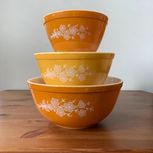 vintage Pyrex Butterfly Gold Version 2 bols à mélanger à motifs (Ensemble de 3)