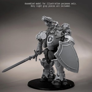 Może przedstawiać: Jasnoszary plastikowy miniaturowy model robota z mieczem w jednej ręce i dużą tarczą w drugiej. Figurka posiada zamontowane na ramieniu działo oraz wyrzutnię rakiet na plecach. Tekst głosi: Assembled model for illustration purposes only. Only light gray pieces are included.