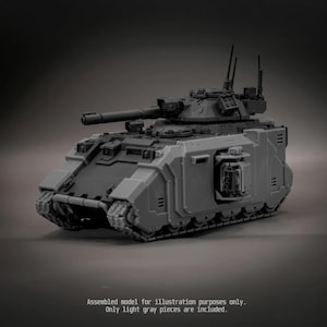 Op de afbeelding: Een grijs plastic tankmodel met een draaibare koepel, een lang hoofdkanon en twee verticale antennes. De zijkant van de romp is voorzien van een gemonteerd wapensysteem. De tekst onderaan luidt: Assembled model for illustration purposes only. Only light gray pieces are included.