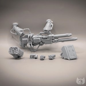Może przedstawiać: Szary zestaw miniaturowej broni z żywicy, zawierający duże wielolufowe działo ze zintegrowanym okablowaniem, uchwytem i różnymi mocowaniami. Zestaw zawiera oddzielny zasobnik rakietowy, trzy małe modułowe elementy oraz prostokątną płytę pancerza.