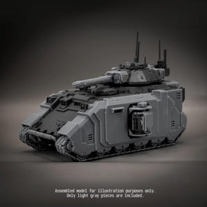 Pode incluir: Um modelo de tanque de plástico cinza com uma torre giratória, um canhão principal e sistemas de armas montados na lateral. O modelo inclui antenas e blindagem detalhada. O texto na parte inferior diz: Assembled model for illustration purposes only. Only light gray pieces are included.