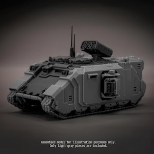 Op de afbeelding: Een lichtgrijs plastic model van een tank met een op de bovenkant gemonteerde raketwerper, twee antennes en wapenpoorten aan de zijkant. De tekst op de afbeelding luidt: Assembled model for illustration purposes only. Only light gray pieces are included.