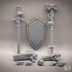 Puede incluir: Un conjunto de componentes de juego en miniatura de resina gris sin pintar que incluye una espada larga con un detalle de calavera, un escudo puntiagudo, un martillo grande, dos armas de fuego pesadas y varios accesorios mecánicos pequeños.