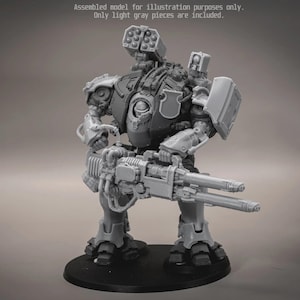 Może przedstawiać: Złożony model robota w kolorze jasnoszarym na czarnej okrągłej podstawie. Figurka posiada dużą broń wielolufową, wyrzutnię rakiet montowaną na ramieniu oraz mechaniczne płyty pancerza. Tekst: Assembled model for illustration purposes only. Only light gray pieces are included.