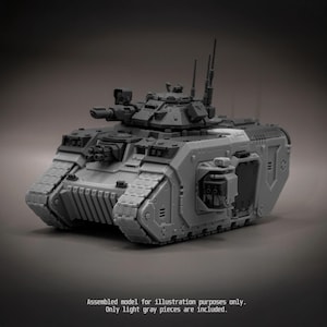 Pode incluir: Um modelo de tanque de plástico cinza-claro com uma torre giratória, vários suportes de armas e seções de esteira detalhadas. O texto na imagem diz: Assembled model for illustration purposes only. Only light gray pieces are included.