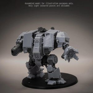 Może przedstawiać: Jasnoszary plastikowy model dwunożnego robota bojowego z dużym działem na prawym ramieniu i wielopalczastym chwytakiem na lewym. Tekst powyżej głosi: Assembled model for illustration purposes only. Only light coloured pieces are included.