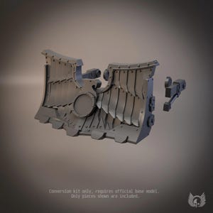 Könnte beinhalten: Ein graues Kunststoff-Umrüstset für ein Miniaturmodell, bestehend aus einem großen, gebogenen Räumschild mit Adleremblem und kreisförmigem Mitteldetail sowie zwei separaten mechanischen Armteilen. Text: Conversion kit only, requires official base model. Only pieces shown are included.