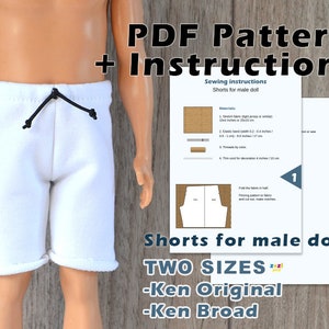 Puede incluir: Patrón PDF e instrucciones de costura para hacer pantalones cortos para una muñeca masculina. El patrón incluye dos tallas: Ken Original y Ken Broad. La imagen muestra un par de pantalones cortos blancos en una muñeca.
