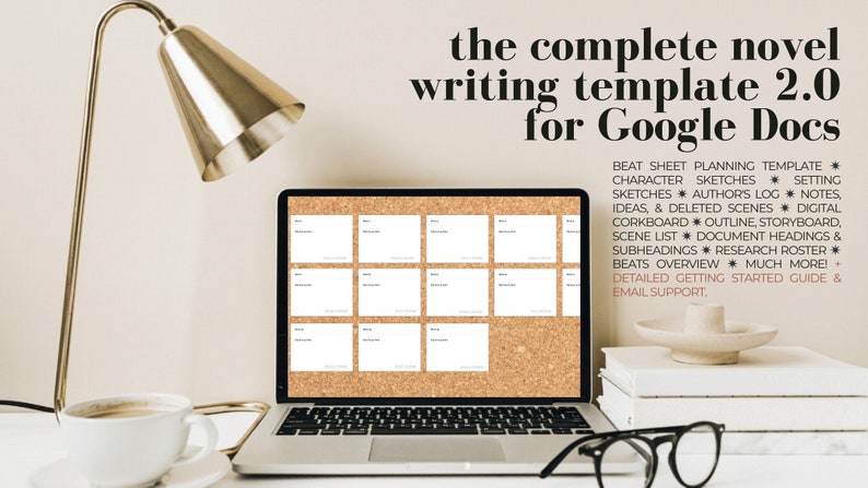 Op de afbeelding: Een laptopcomputer waarop een Google Docs-sjabloon wordt weergegeven voor het schrijven van een roman. Het sjabloon bevat secties voor beat sheets, karakter schetsen, setting schetsen, auteurslogboek, notities, idee&euml;n, verwijderde sc&egrave;nes, digitaal prikbord, outline, storyboard, sc&egrave;nelijst, documentkoppen en subkoppen, onderzoekslijst, beats overzicht en nog veel meer. De laptop staat op een bureau met een lamp, een kop koffie en een stapel boeken.
