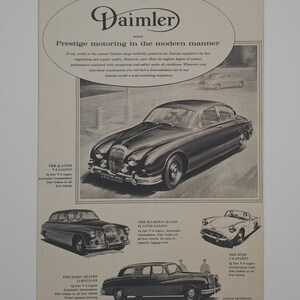 Puede incluir: Un anuncio vintage en blanco y negro para coches Daimler. El anuncio presenta una variedad de modelos Daimler, incluyendo el 2-litros V-8 Saloon, el Majestic Major 4-litros Saloon, el Eight Skater Limousine y el SP250 V-8 Sports. El texto del anuncio destaca la reputación de Daimler por su fina ingeniería y su calidad superior, así como el alto grado de rendimiento moderno y seguridad en carretera que ofrece cada modelo.