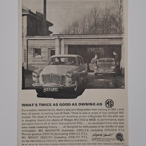 Może przedstawiać: Czarno-biała, vintage'owa reklama samochodów MG. Reklama przedstawia rodzinę z dwoma samochodami MG, Magnette i Midget. Tekst brzmi: "Co jest dwa razy lepsze niż posiadanie MG?" i zawiera listę cen różnych modeli. Reklama zawiera również slogan: "Bezpiecznie szybko!"