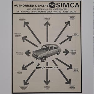 Può includere: Annuncio pubblicitario vintage per auto Simca. L'annuncio presenta un'auto Simca 1100 GLS argentata al centro, circondata da frecce che puntano a vari concessionari autorizzati. Il testo recita "Concessionari autorizzati" e "Visita il tuo concessionario Simca".