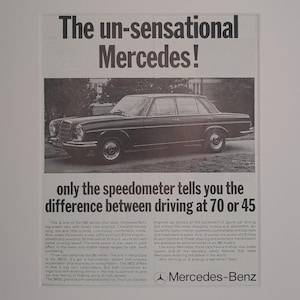 Puede incluir: Un anuncio vintage en blanco y negro para un automóvil Mercedes-Benz. El anuncio presenta un Mercedes-Benz negro de la serie 280 con el lema "The un-sensational Mercedes!" y el texto "only the speedometer tells you the difference between driving at 70 or 45".