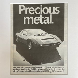 Puede incluir: Un anuncio vintage en blanco y negro para un coche Maserati. El anuncio presenta una foto en blanco y negro de un Maserati Merak SS, Kyalami y Khamsin. El texto dice "Precious metal." y "The beautiful mid-engined Merak SS. The exquisite 5-seater Kyalami. And the incredible 169mph Khamsin. Three of the world's most valuable metals. From £18,987. Maserati"