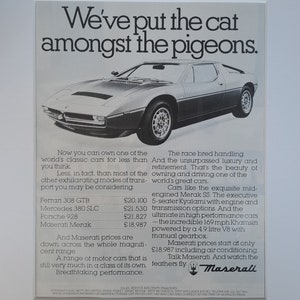 Puede incluir: Un anuncio vintage en blanco y negro para coches Maserati. El anuncio presenta un Maserati Merak negro y el texto "We've put the cat amongst the pigeons." El anuncio también enumera los precios de varios modelos de coches, incluyendo el Ferrari 308 GTB, el Mercedes 380 SLC, el Porsche 928 y el Maserati Merak.