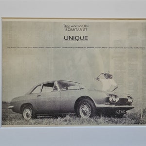 Puede incluir: Una fotografía en blanco y negro de un coche plateado Scimitar GT con el texto "One word on the SCIMITAR GT UNIQUE" y "You would like to know more about beauty, power and luxury? Please write to Scimitar GT Division, Rear Motor Carsparty Limited Tamworth, Staffordshire" impreso debajo del coche.