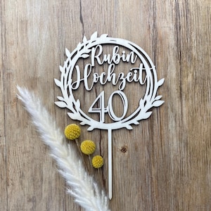 Könnte beinhalten: Weißer Holz-Kuchentopper mit einem Kranz-Design und dem Text "Rubin Hochzeit 40".