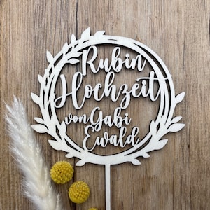 Könnte beinhalten: Ein weißer Holz-Tortenaufsatz mit einem Kranz-Design und dem Text "Rubin Hochzeit von Gabi Ewald".